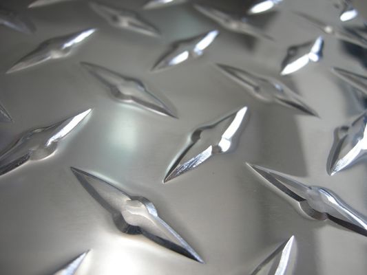 Silver Aluminium Checker Plate Sheet Easy Fabricating For Shipbuilding